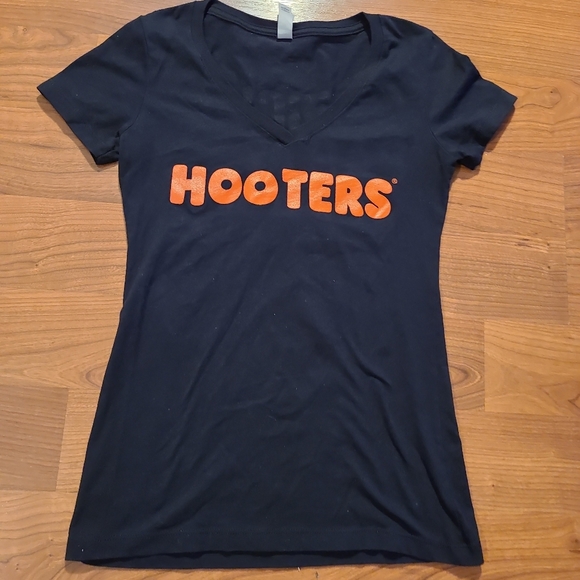 Hooter's black short sleeve t-shirt - Picture 9 of 11